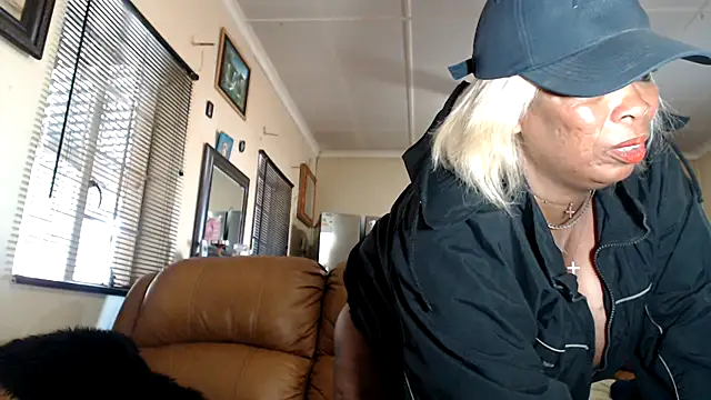 Snapshot of Gucci_Bx chatting on July 28, 1:32 pm Gucci Bx online show from July 28, 1:32 pm
