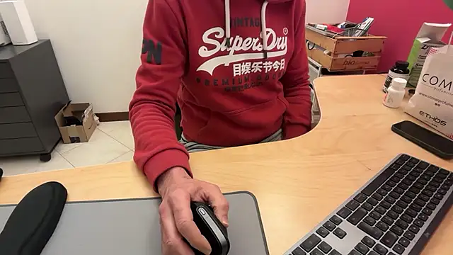 Snapshot of riccardofortis chatting on January 16, 5:39 pm riccardofortis online show from January 16, 5:39 pm