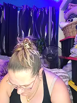 SexyNikki6969 online show from April 6, 12:08 am