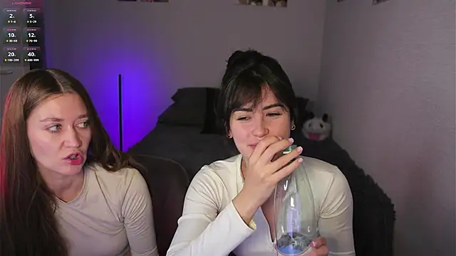 Snapshot of Mari___Anna chatting on October 24, 4:42 am Mari Anna online show from October 24, 4:42 am