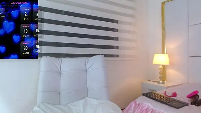 Snapshot of WANDAFOXX1 chatting on February 23, 4:07 am WANDAFOXX1 online show from February 23, 4:07 am