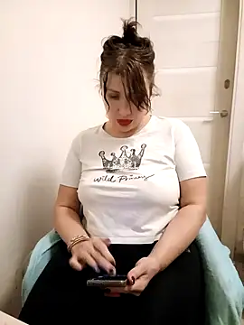 Snapshot of ROXOLANAA_SEXY chatting on October 21, 10:10 pm ROXOLANAA SEXY online show from October 21, 10:10 pm