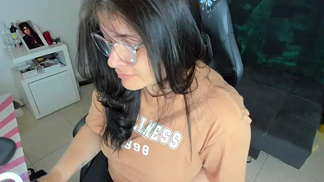 BellaFlaming online show from January 24, 11:48 am