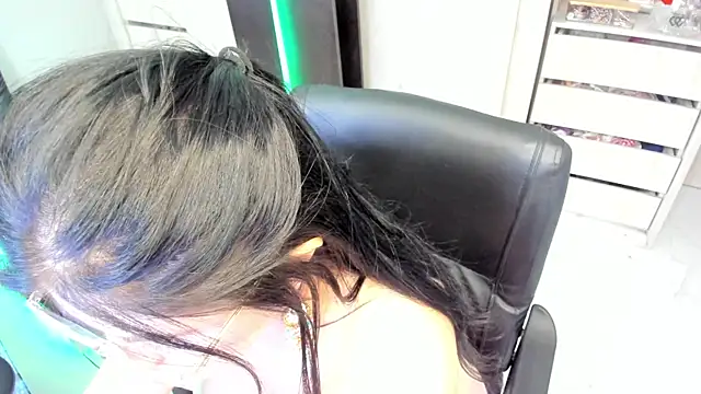 Snapshot of BellaFlaming chatting on June 3, 2:33 pm BellaFlaming online show from June 3, 2:33 pm