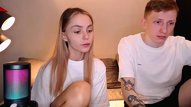 juliaanddima online show from October 31, 6:58 am