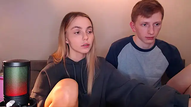 juliaanddima online show from December 3, 9:35 pm