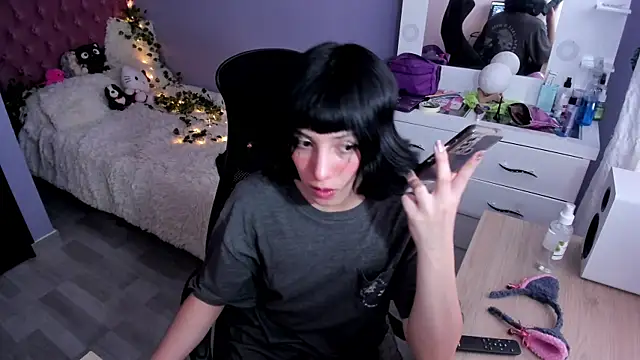 Snapshot of Room312_ chatting on December 5, 8:33 pm Room312 online show from December 5, 8:33 pm