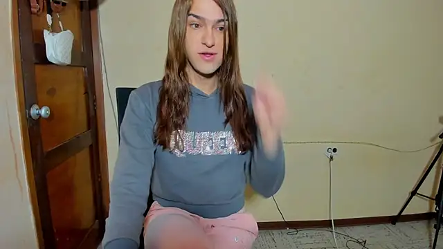 Snapshot of sweet1Girl chatting on October 13, 12:05 pm sweet1Girl online show from October 13, 12:05 pm