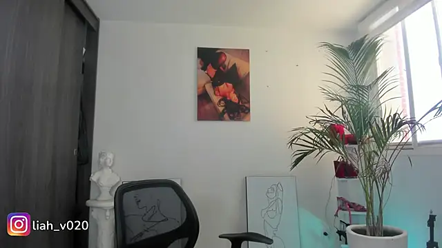 Snapshot of liah_v chatting on January 22, 4:44 pm liah v online show from January 22, 4:44 pm