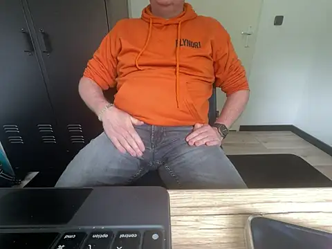 Lovetobenaked4u online show from May 11, 1:50 pm