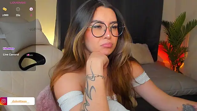 dakottaa  online show from April 6, 11:38 pm