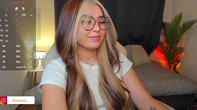 dakottaa  online show from April 22, 1:30 am