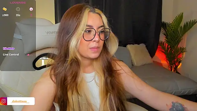 Snapshot of dakottaa_ chatting on May 25, 11:33 pm dakottaa online show from May 25, 11:33 pm