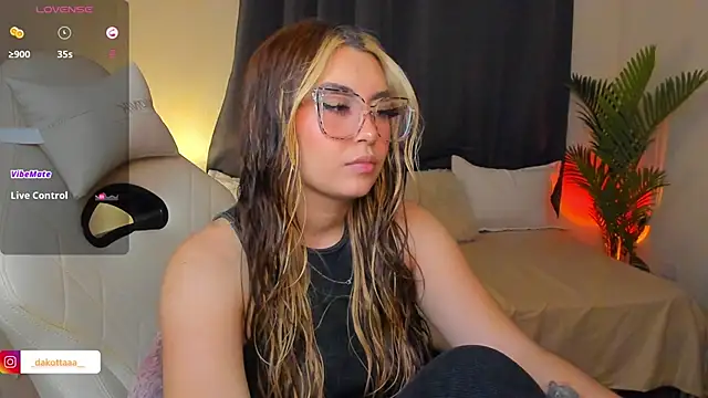 Snapshot of dakottaa_ chatting on May 31, 12:08 am dakottaa online show from May 31, 12:08 am