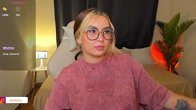 Snapshot of dakottaa_ chatting on June 3, 12:02 am dakottaa online show from June 3, 12:02 am