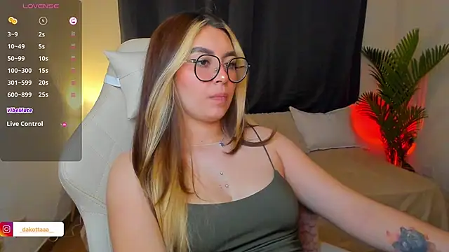 Snapshot of dakottaa_ chatting on July 2, 12:21 am dakottaa online show from July 2, 12:21 am