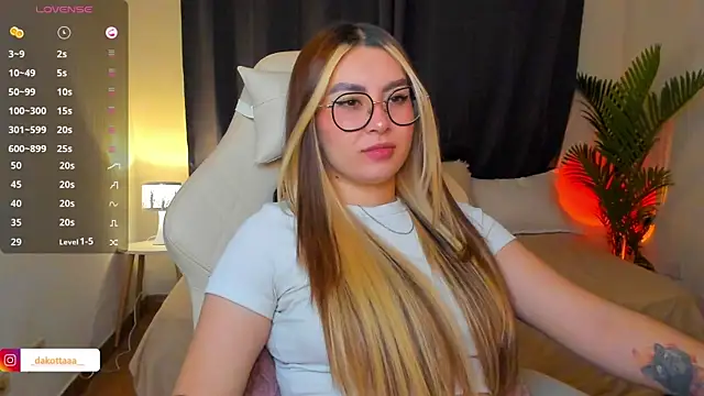 Snapshot of dakottaa_ chatting on July 7, 12:13 am dakottaa online show from July 7, 12:13 am
