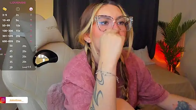 Snapshot of dakottaa_ chatting on July 22, 11:40 pm dakottaa online show from July 22, 11:40 pm