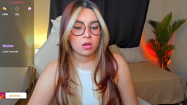 Snapshot of dakottaa_ chatting on July 28, 12:40 am dakottaa online show from July 28, 12:40 am