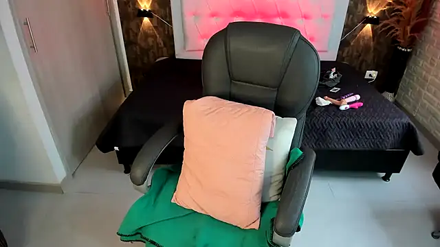 kitty  horny online show from February 6, 1:54 pm