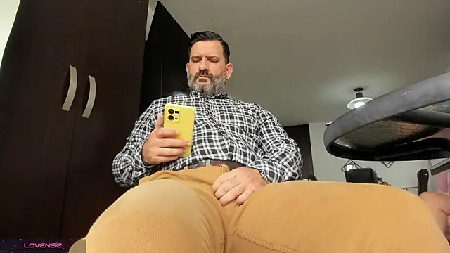 Snapshot of Maxi_TheBigDaddy chatting on April 27, 12:47 pm Maxi TheBigDaddy online show from April 27, 12:47 pm