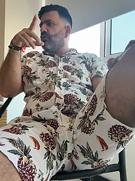 Snapshot of Maxi_TheBigDaddy chatting on June 14, 3:47 pm Maxi TheBigDaddy online show from June 14, 3:47 pm