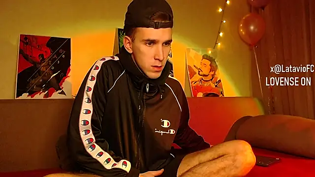 Snapshot of Midnighter_ chatting on December 25, 2:03 am Midnighter online show from December 25, 2:03 am