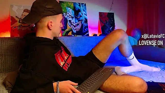 Snapshot of Midnighter_ chatting on January 30, 9:04 am Midnighter online show from January 30, 9:04 am