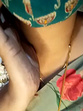 Snapshot of tuttifrutti17 chatting on January 2, 5:39 pm tuttifrutti17 online show from January 2, 5:39 pm