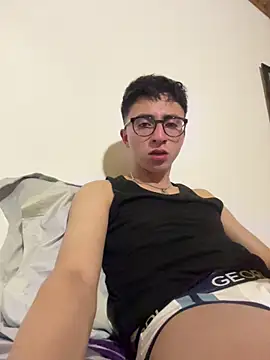 Snapshot of CamiRojas_boy chatting on May 9, 3:45 am CamiRojas boy online show from May 9, 3:45 am