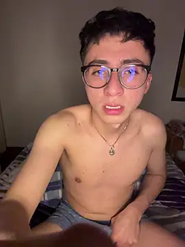 Snapshot of CamiRojas_boy chatting on May 13, 3:26 am CamiRojas boy online show from May 13, 3:26 am