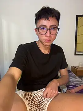 Snapshot of CamiRojas_boy chatting on June 10, 3:50 am CamiRojas boy online show from June 10, 3:50 am