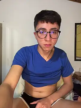 Snapshot of CamiRojas_boy chatting on June 13, 4:10 am CamiRojas boy online show from June 13, 4:10 am