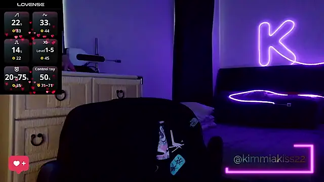 kimmiakiss22 online show from February 15, 9:00 pm