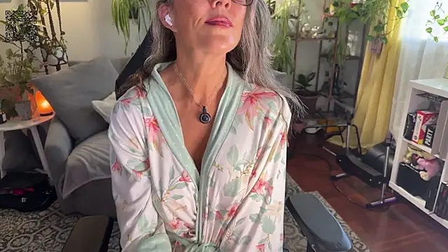 Snapshot of sunniedayz_ chatting on September 9, 5:34 pm sunniedayz  online show from September 9, 5:34 pm