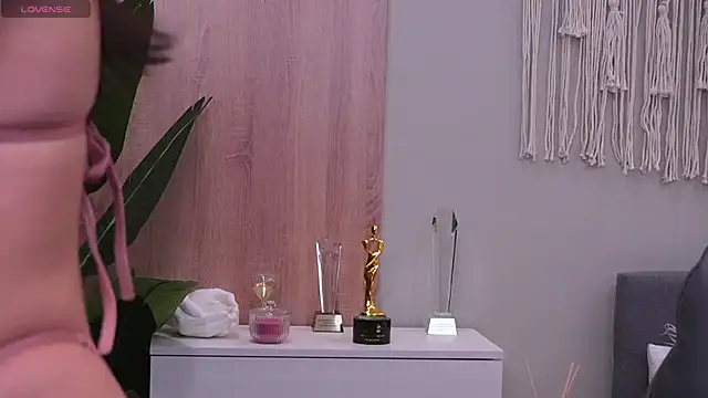 Molly Jons online show from October 5, 1:04 am