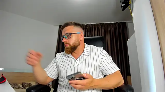 Snapshot of Findom_guy chatting on June 8, 4:29 pm Findom guy online show from June 8, 4:29 pm