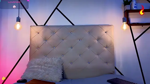 Snapshot of violetasimonz chatting on February 10, 9:19 pm violetasimonz online show from February 10, 9:19 pm