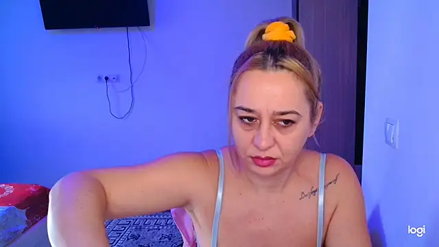 Snapshot of freyyamore1 chatting on February 5, 6:29 am freyyamore1 online show from February 5, 6:29 am