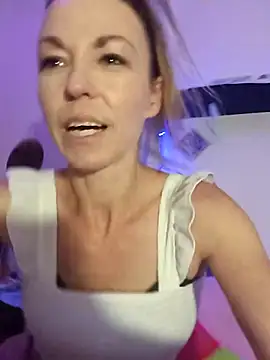 Snapshot of cammyquart chatting on November 20, 5:07 am cammyquart online show from November 20, 5:07 am