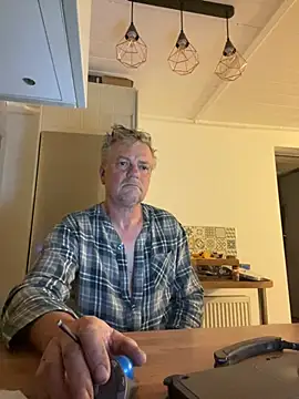 Snapshot of RealFuckHunter chatting on December 19, 7:07 am RealFuckHunter online show from December 19, 7:07 am