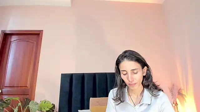 Nina Cavaali online show from November 17, 6:24 pm