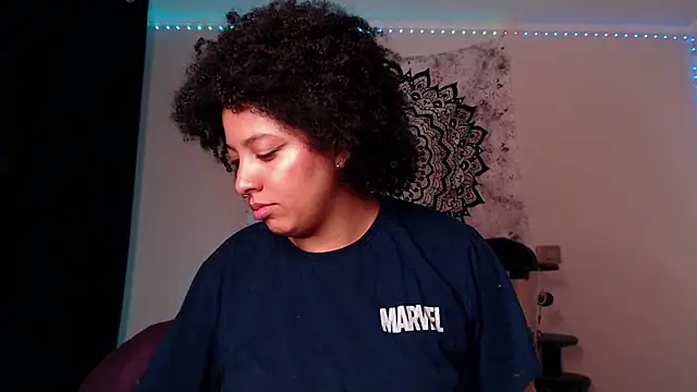 Snapshot of michell_bling1 chatting on December 4, 4:32 am michell bling1 online show from December 4, 4:32 am