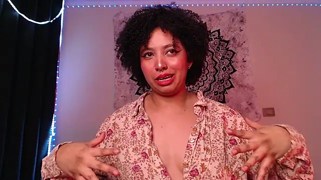 Snapshot of michell_bling1 chatting on December 15, 6:29 am michell bling1 online show from December 15, 6:29 am