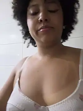 Snapshot of michell_bling1 chatting on January 5, 8:32 am michell bling1 online show from January 5, 8:32 am