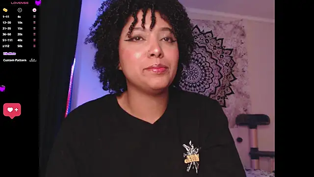 Snapshot of michell_bling1 chatting on March 2, 5:01 am michell bling1 online show from March 2, 5:01 am