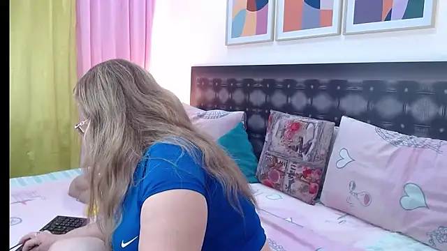 Snapshot of sandra_20 chatting on April 28, 10:31 am sandra 20 online show from April 28, 10:31 am
