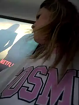 Mia Hampton online show from December 21, 8:00 pm