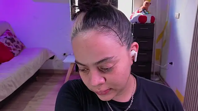 Cuttiealice online show from November 12, 4:40 pm