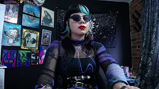 Yourmadame P online show from March 18, 7:42 pm